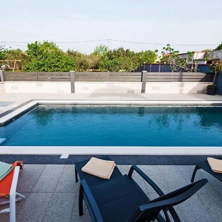 Luxurious In Opot With Pool 4*