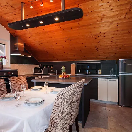 Szálloda Luxurious In Opot With Pool 4*